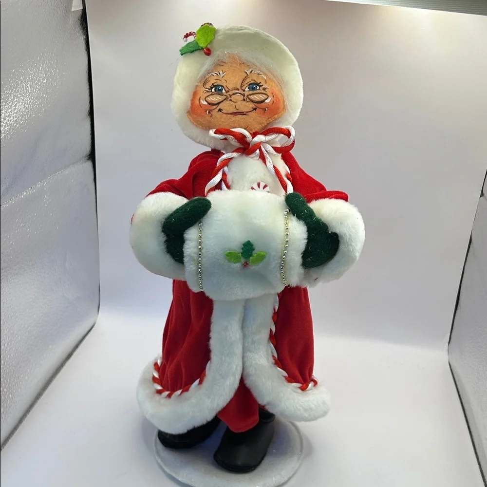 Annalee Mrs Claus with furry muff